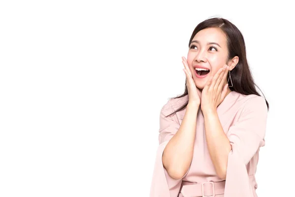 Retrato de emocionado gritando joven mujer asiática de pie en vestido rosa aislado sobre fondo blanco, Wow y concepto sorprendido —  Fotos de Stock