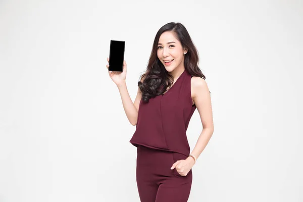Porträtt av vackra asiatiska wowan visar eller presentera mobil telefon ansökan på sidan isolerad över vit bakgrund — Stockfoto