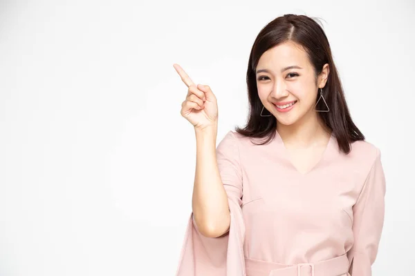 Joven mujer asiática elegante sonriendo y apuntando a espacio de copia vacío aislado sobre fondo blanco —  Fotos de Stock