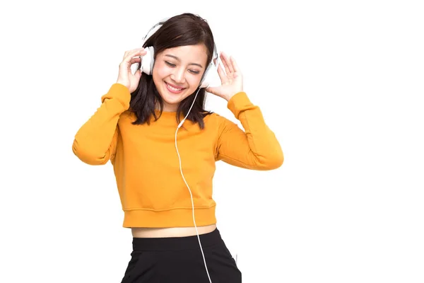 Joven mujer de belleza asiática escuchando música con auriculares en la aplicación de canciones de lista de reproducción en un teléfono inteligente aislado sobre fondo blanco —  Fotos de Stock