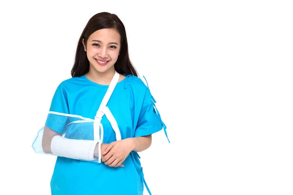 Jonge Aziatische mooie vrouw dragen patiënt outfits en zet op een zachte spalk als gevolg van een gebroken arm geïsoleerd op witte achtergrond, Persoonlijk ongeval concept — Stockfoto