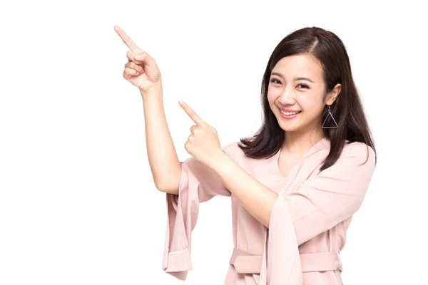 Joven mujer asiática elegante sonriendo y apuntando a espacio de copia vacío aislado sobre fondo blanco —  Fotos de Stock