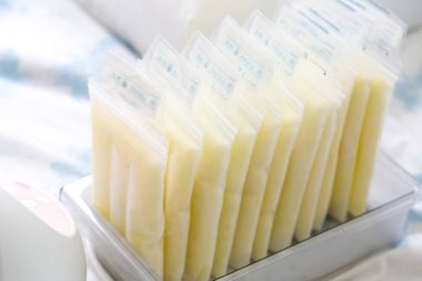 Anne sütü plastik torba içinde donmuş