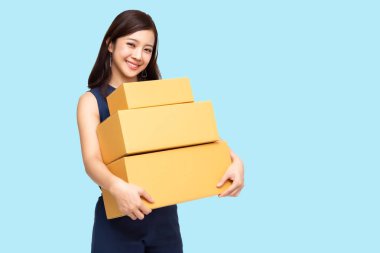 Paket kutusu, teslimat kuryesi ve nakliye servisi konseptini tutan mutlu Asyalı kadın.