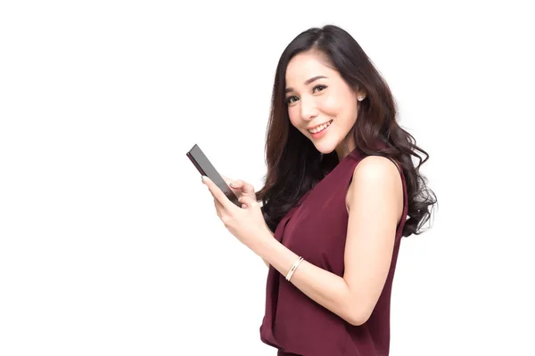 Beyaz arka plan üzerinde iş kadını izole cep telefonu kullanımı kadın cep telefonunda Sms tipik, smartphone, Asya Tayland modeli oyun mutlu bir kadın portresi kadar yakın — Stok fotoğraf