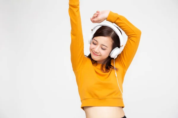 Joven mujer de belleza asiática escuchando música con auriculares en la aplicación de canciones de lista de reproducción en un teléfono inteligente aislado sobre fondo blanco —  Fotos de Stock