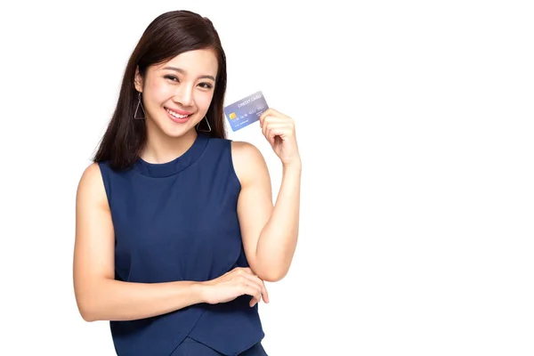 Glad asiatisk kvinna som innehar kreditkort eller kontantförskott, Betala istället för pengar och speciellt kuraterade förmåner för dam kort koncept — Stockfoto