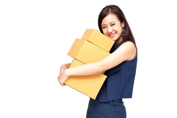 Mujer asiática feliz que sostiene la caja del paquete, mensajero de entrega y concepto de servicio de envío —  Fotos de Stock