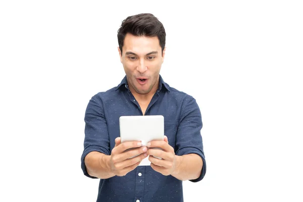 Retrato de um homem animado jogando jogos em tablet isolado sobre fundo branco, Wow conceito de expressão — Fotografia de Stock