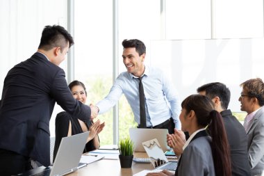 Yabancı CEO'su ve şirket yapan proje başarıyla tamamlayabilmeniz için Asya Yöneticisi arasında karşılıklı kazanç yıllık satış üst düzey bölgede kar