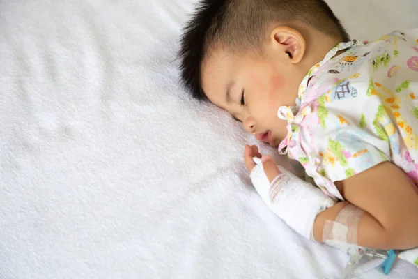 Bayi Asia tidur di tempat tidur dengan infus ditetapkan di departemen anak di rumah sakit . — Stok Foto