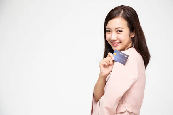 Mujer asiática feliz con tarjeta de crédito o adelantos en efectivo, Pagar en lugar de dinero y beneficios especialmente seleccionados para el concepto de tarjeta dama —  Fotos de Stock