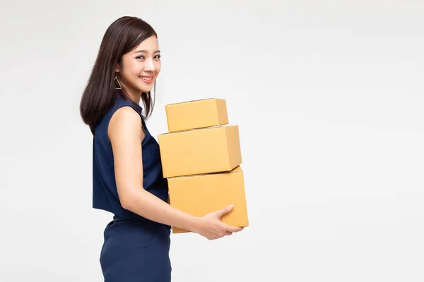 Mulher asiática feliz segurando pacote caixa de pacote, correio de entrega e conceito de serviço de remessa — Fotografia de Stock