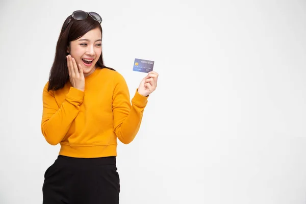 Mujer asiática feliz con tarjeta de crédito o adelantos en efectivo, Pagar en lugar de dinero y beneficios especialmente seleccionados para el concepto de tarjeta dama —  Fotos de Stock