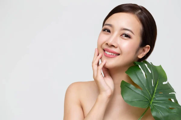 Gelukkig mooi jong aziatisch vrouw met schone verse huid en groene bladeren, meisje schoonheid gezichtsverzorging, gezichtsbehandeling en cosmetologie spa concept — Stockfoto