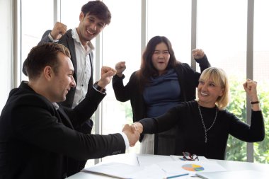 Başarılı startup girişimciler ve iş adamları ekibi ofiste kutlayan hedeflere ulaşmak. Başarı ve kazanma kavramı