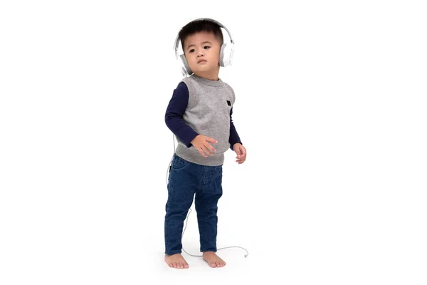 Beyaz arka plan üzerinde izole kulaklık ile Asyalı erkek bebek — Stok fotoğraf