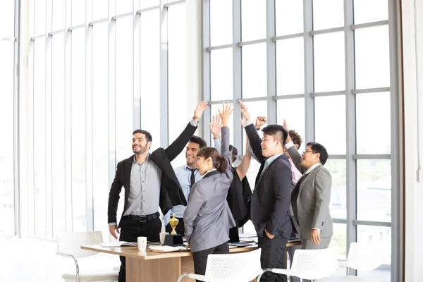 성공적인 스타트업 기업가 및 비즈니스 피플 팀은 사무실에서 무기를 들고 승리를 축 하 하는 목표를 달성 합니다. 성공 및 우승 컨셉 — 스톡 사진