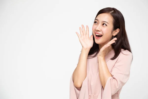 Izgatott sikoltozó fiatal ázsiai nő áll a piros ruhás portréja elszigetelt fehér háttér, mint Wow, és meglepett üzleti nő koncepció — Stock Fotó