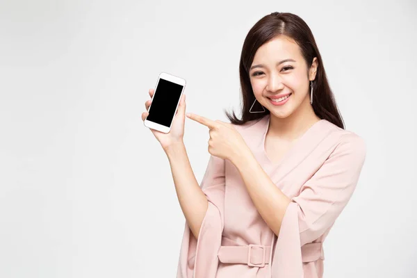 Portret pięknego azjatyckiego wowan pokazując lub prezentując aplikację telefonu komórkowego na rękę na białym tle — Zdjęcie stockowe