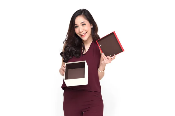 Mujer asiática sosteniendo y mostrando caja de regalo roja y abrir la caja con espacio para poner productos aislados sobre fondo blanco —  Fotos de Stock