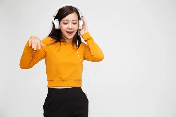 Jeune asiatique beauté femme écoute de la musique avec écouteurs dans playlist chanson application sur smartphone isolé sur fond blanc — Photo