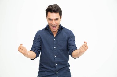 Beyaz arka plan üzerinde sürpriz ve şok yüz ifadesi ile Yakışıklı adam