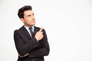 Beyaz arka planda yalıtılmış boş kopyalama alanına parmak laişaret eden işadamı