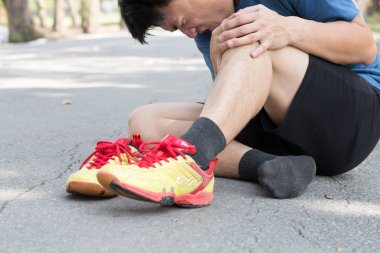 Knee pain that cause pain around the kneecap, Running injuries of runner concept clipart