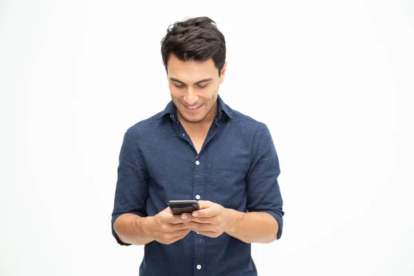 Jovem usando smartphone e aplicativo de abertura no telefone no fundo branco — Fotografia de Stock