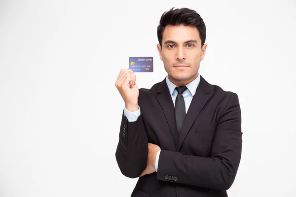 Retrato de um empresário segurando atm ou débito ou cartão de crédito e usando para compras on-line gastar um monte de dinheiro isolado sobre fundo branco — Fotografia de Stock