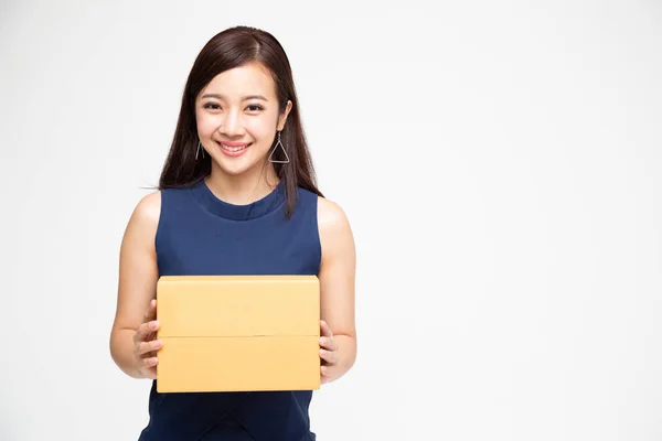 Paket kutusu, teslimat kuryesi ve nakliye servisi konseptini tutan mutlu Asyalı kadın. — Stok fotoğraf