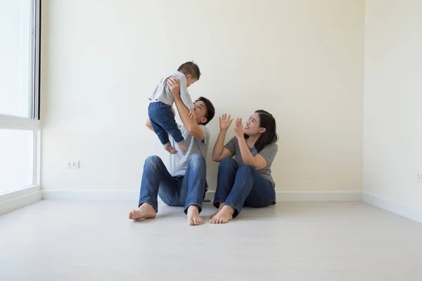 Feliz asiática familia con vacío habitación en nuevo casa en mudanza día —  Fotos de Stock