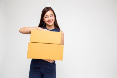 Paket kutusunu tutan mutlu Asyalı kadın, 
