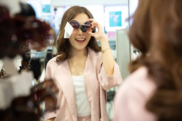 ショッピングモールでファッションメガネで笑顔のアジアの女性 — ストック写真