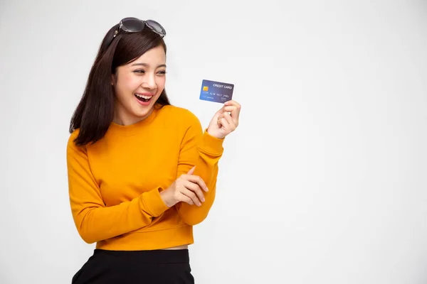 Lycklig asiatisk kvinna i gul skjorta Holding kreditkort eller förskott — Stockfoto