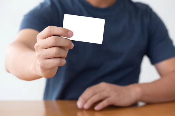 Close up retrato de aspirante jovem empreendedor segurando cartão de visita branco — Fotografia de Stock