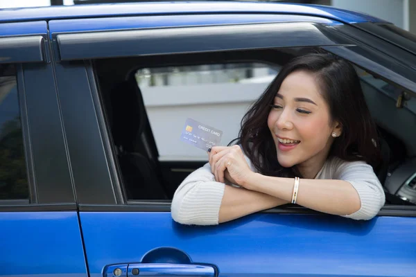 Szczęśliwy młody Asian kobieta Holding karta płatnicza lub karta kredytowa — Zdjęcie stockowe