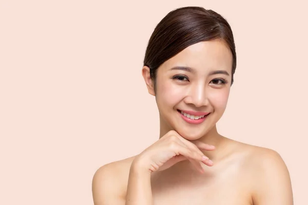 Mulher asiática bonita feliz com cara fresca limpa da pele, tratamento facial e conceito do spa do cosmetology — Fotografia de Stock