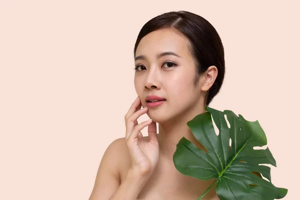 Happy beautiful Asian woman with clean fresh skin face, Facial treatment and cosmetology spa concept — Stock Photo, Image