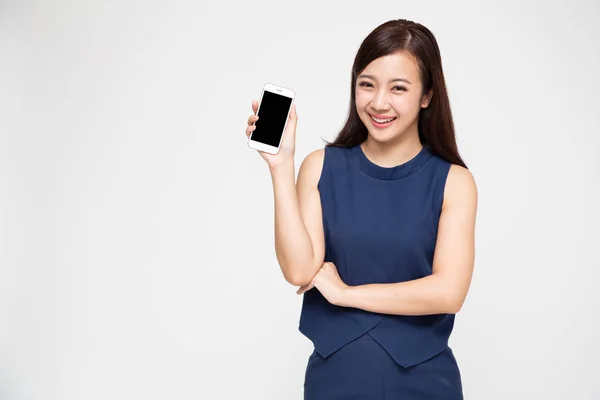 Πορτραίτο της όμορφης Ασίας WoW δείχνοντας ή παρουσιάζοντας την εφαρμογή κινητού τηλεφώνου στο χέρι απομονώνεται σε λευκό φόντο — Φωτογραφία Αρχείου