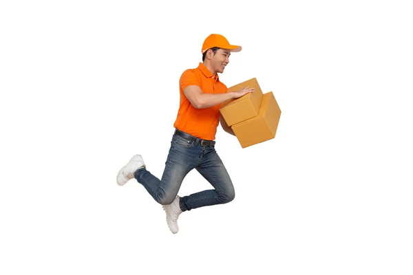 Energético jovem entrega asiático homem pulando e segurando caixas isoladas no fundo branco — Fotografia de Stock