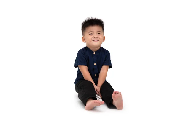 Retrato de um menino asiático sentado no chão olhando tímido e sorrindo isolado em um fundo branco, 1 ano 10 meses de idade — Fotografia de Stock