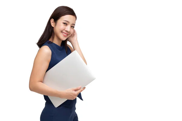 Mutlu Asya iş kadını dizüstü bilgisayar tutan ve beyaz arka plan üzerinde kamera arıyor — Stok fotoğraf
