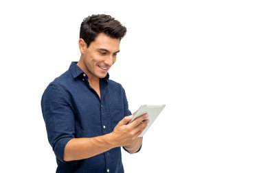 Beyaz arkaplanda izole edilmiş dijital tablet kullanan mutlu genç adam