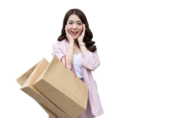 Mujer asiática feliz sosteniendo bolsas de compras y disfrutando emocionado por la venta de compras aislado sobre fondo blanco — Foto de Stock