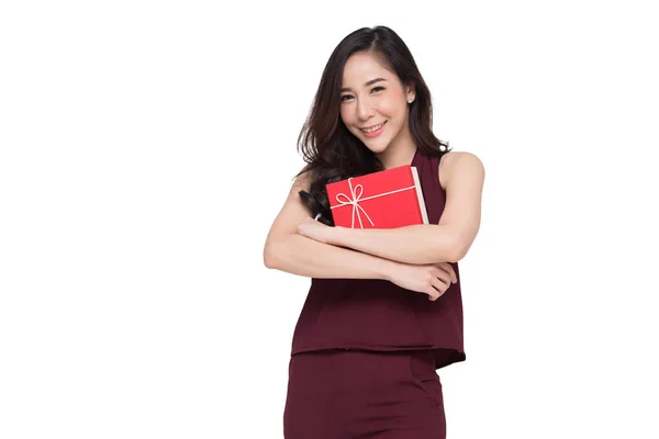 Lycklig Vacker asiatisk kvinna leende med röd presentask och kopiera utrymme vit vardagsrum bakgrund. — Stockfoto