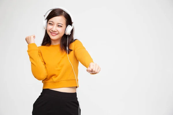 Mujer asiática escuchando música con auriculares en la aplicación de canciones lista de reproducción en el teléfono inteligente, Hipster concepto de chica joven —  Fotos de Stock