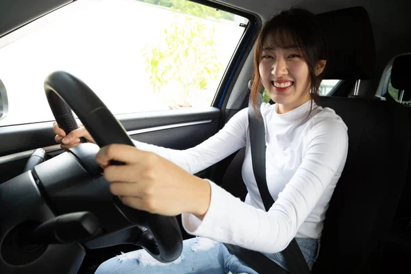 Asian kobiety jazdy samochód i uśmiech szczęśliwie z zadowoleniem pozytywny wyraz podczas jazdy do podróży podróż — Zdjęcie stockowe