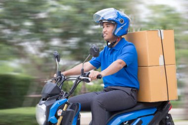 Kurye motosiklet veya scooter ile parsel kutusu teslim. Hızlı ekspres taşımacılık teslimat konsepti